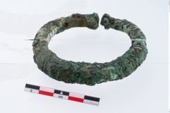 Foto von Bronzeknotenarmreif (NHMW-PRAE-035783)